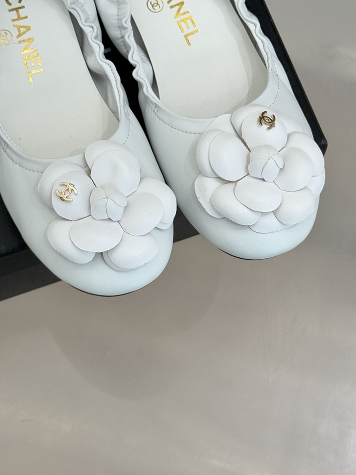 最高級シャネルスーパーコピー CHANEL カメリア パンプス バレエシューズ フラットシューズ ホワイト 2631077 シャネル バレリーナ コーデ - 画像 (5)