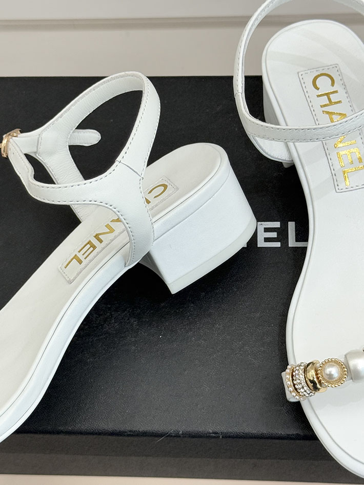 最高級シャネルスーパーコピー CHANEL ラインストーンロゴヒール サンダル 靴 スウェード ホワイト 2631083 シャネル 靴 安い - 画像 (6)