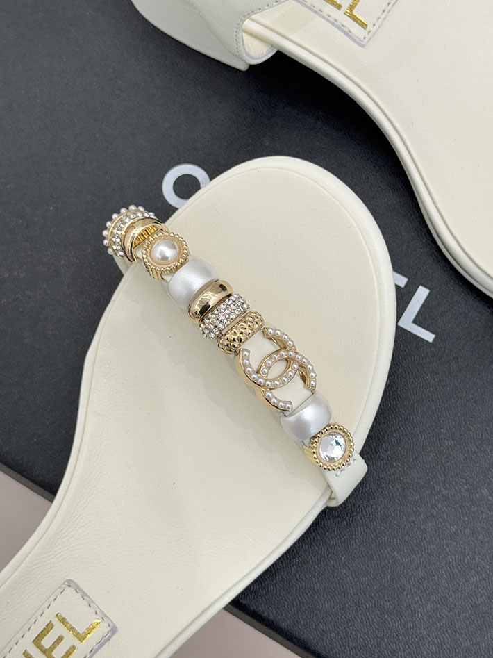 最高級シャネルスーパーコピー CHANEL ラインストーンロゴヒール サンダル 靴 スウェード ホワイト 2631086 シャネル 靴 白 - 画像 (5)