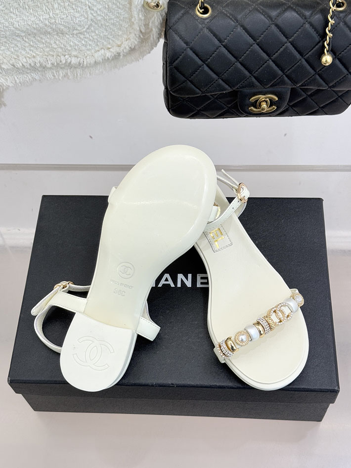 最高級シャネルスーパーコピー CHANEL ラインストーンロゴヒール サンダル 靴 スウェード ホワイト 2631086 シャネル 靴 白 - 画像 (3)