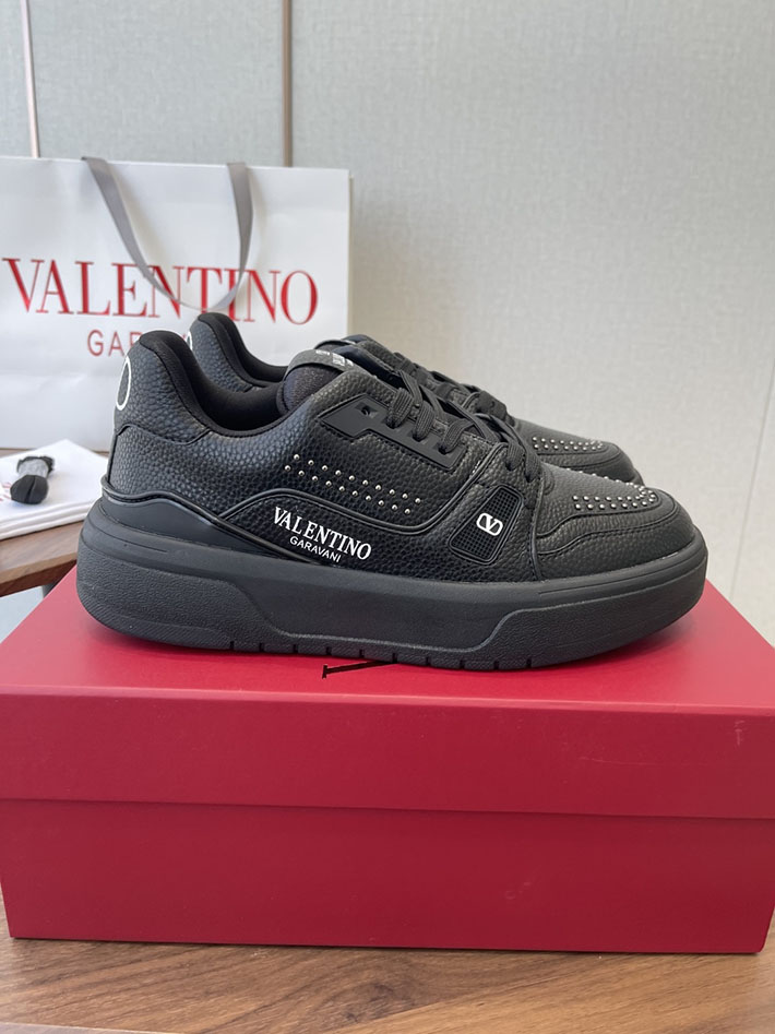 メンズ・レディース兼用 最高級ヴァレンティノスーパーコピー VALENTINO シューズ 靴 ロートップ スニーカー ブラック 2630632 ヴァレンティノ スニーカー 黒 - 画像 (2)
