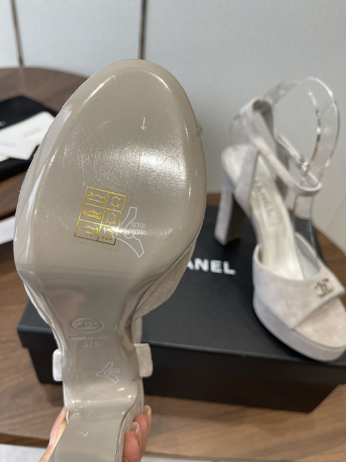 最高級シャネルスーパーコピー CHANEL 2026年春夏 新作 サンダル スエード キッドスキン グレー G47029-B23297-U7014 シャネル サンダル 厚底 - 画像 (4)
