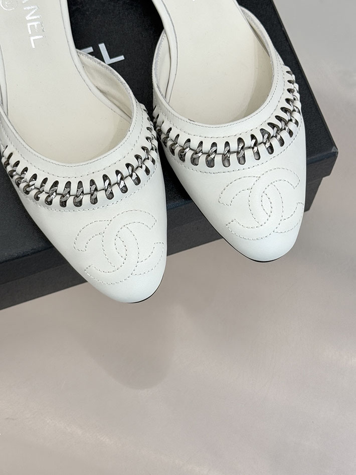 最高級シャネルスーパーコピー CHANEL サイドオープン チェーントリム パンプス ココマーク ホワイト 2630886 シャネル パンプス フラット - 画像 (5)
