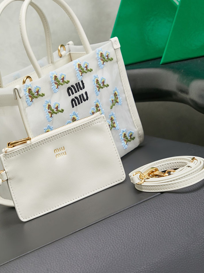 最高級MiuMiuスーパーコピー ミュウミュウ エンブロイダリーメッシュ トップハンドルバッグ ホワイト 5BA310_2IHV_F0009 MIUMIU トートバッグ キャンバス - 画像 (9)