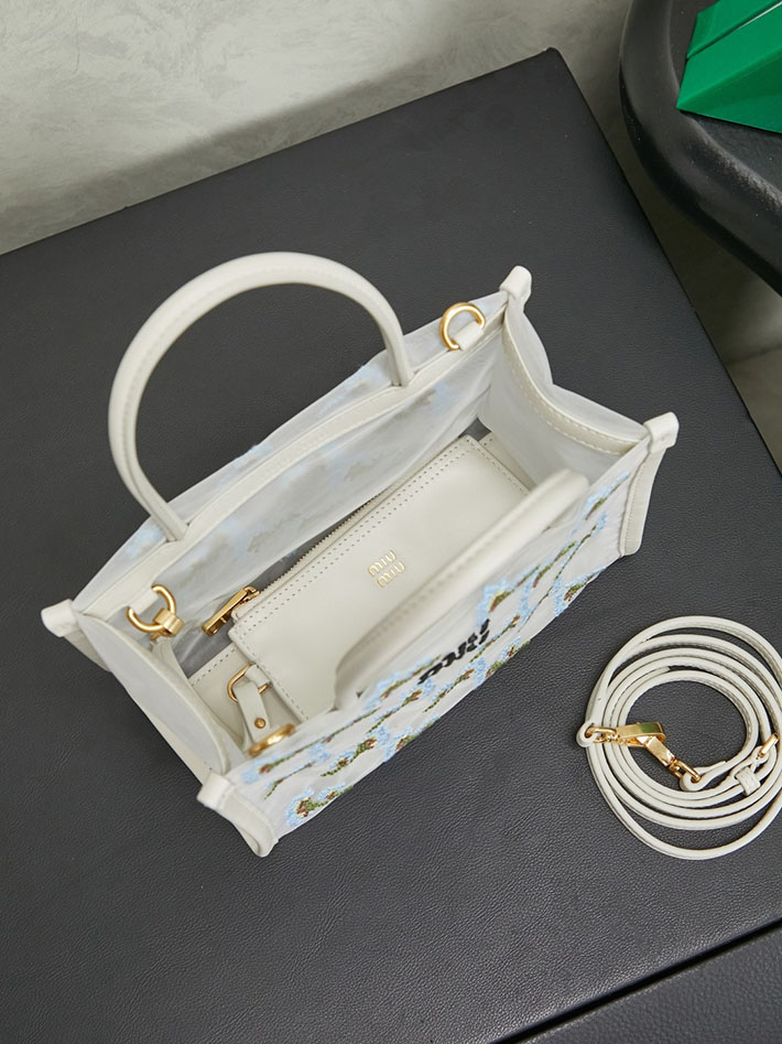 最高級MiuMiuスーパーコピー ミュウミュウ エンブロイダリーメッシュ トップハンドルバッグ ホワイト 5BA310_2IHV_F0009 MIUMIU トートバッグ キャンバス - 画像 (5)