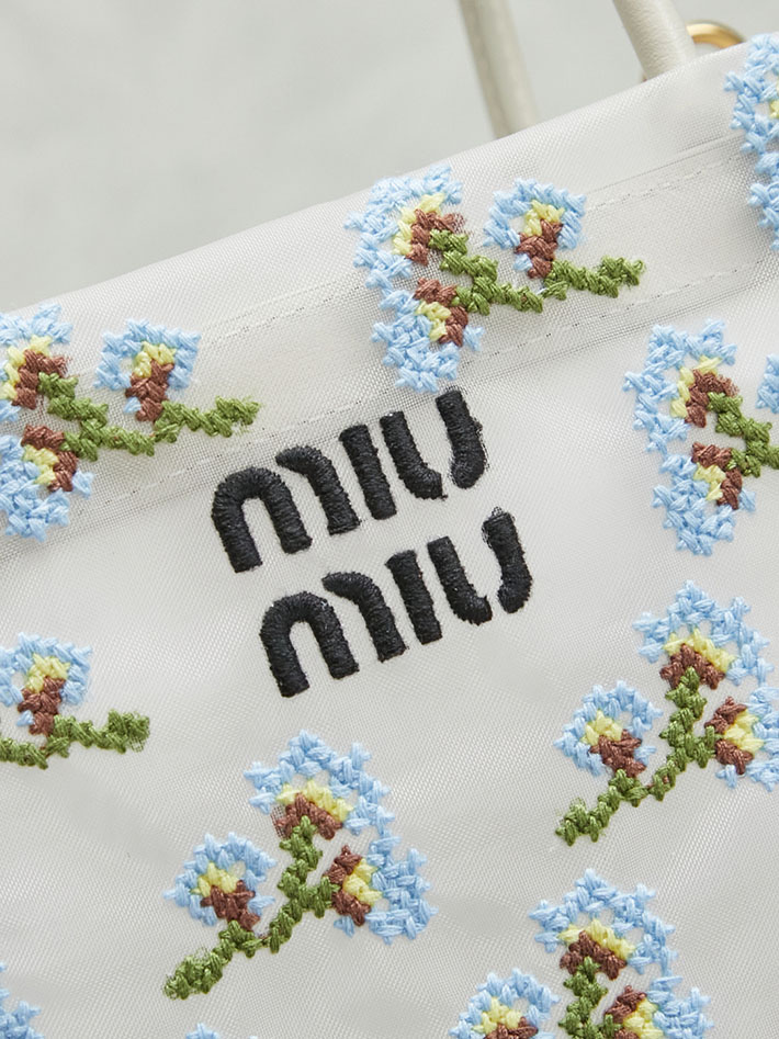 最高級MiuMiuスーパーコピー ミュウミュウ エンブロイダリーメッシュ トップハンドルバッグ ホワイト 5BA310_2IHV_F0009 MIUMIU トートバッグ キャンバス - 画像 (2)