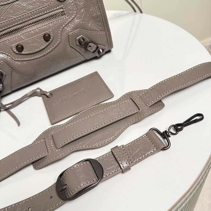 最高級 バレンシアガバッグコピー BALENCIAGA Le City バッグ ミニ 2026新作 ダーク ノワ 8657632ACFH5848 バレンシアガ シティ ミニ - 画像 (6)