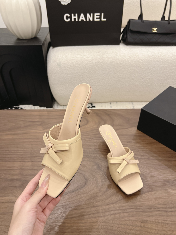 最高級シャネルスーパーコピー CHANEL レディース ミュール リボン デコルテ スクエアトゥ オフホワイト 春夏 フェミニン 上品 ラムスキン サンダル シャネルサンダル値段 - 画像 (4)