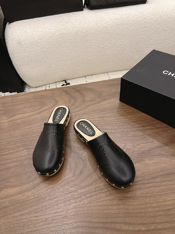 最高級シャネルスーパーコピー CHANEL 【シャネル】クラシック ダブルC パンチング スタッズ ミュール ブラック レザー サンダル シャネルミュールコピー - 画像 (2)