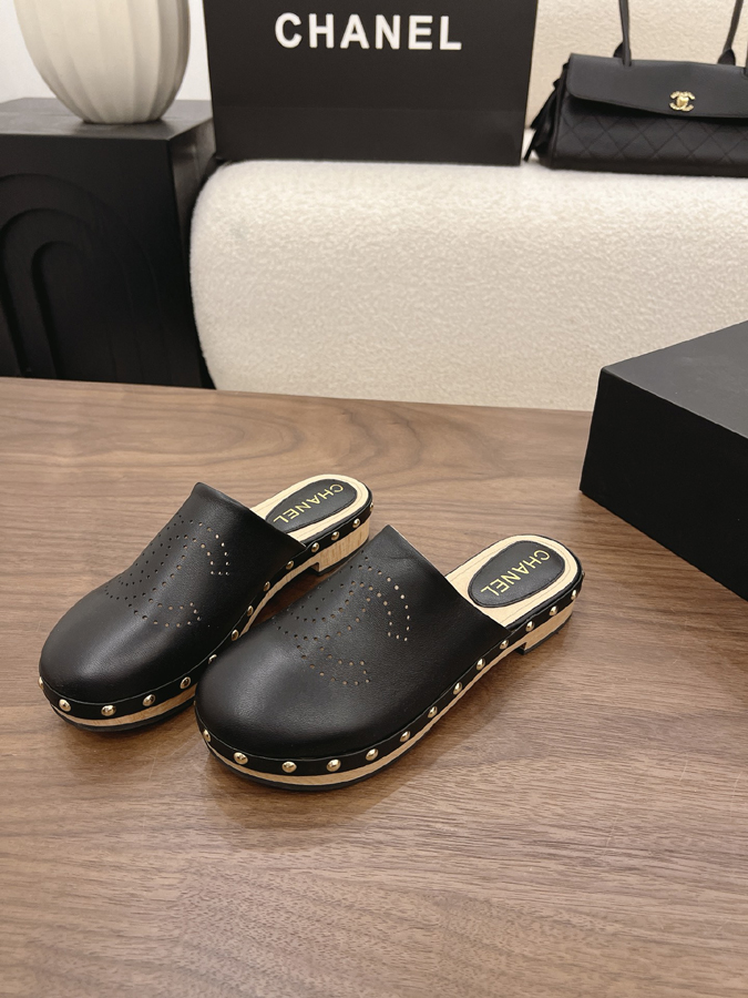 最高級シャネルスーパーコピー CHANEL 【シャネル】クラシック ダブルC パンチング スタッズ ミュール ブラック レザー サンダル シャネルミュールコピー - 画像 (3)