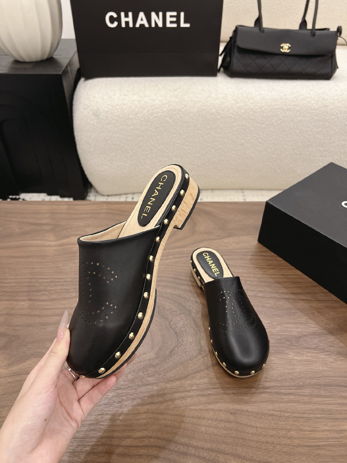 最高級シャネルスーパーコピー CHANEL 【シャネル】クラシック ダブルC パンチング スタッズ ミュール ブラック レザー サンダル シャネルミュールコピー - 画像 (4)