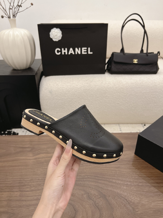 最高級シャネルスーパーコピー CHANEL 【シャネル】クラシック ダブルC パンチング スタッズ ミュール ブラック レザー サンダル シャネルミュールコピー - 画像 (5)