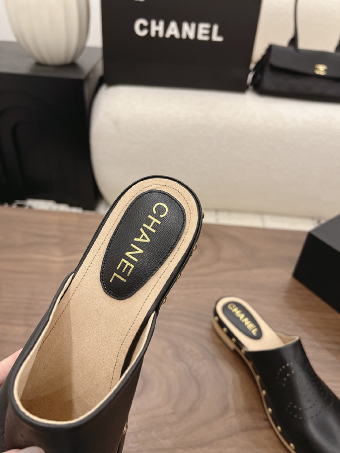 最高級シャネルスーパーコピー CHANEL 【シャネル】クラシック ダブルC パンチング スタッズ ミュール ブラック レザー サンダル シャネルミュールコピー - 画像 (6)