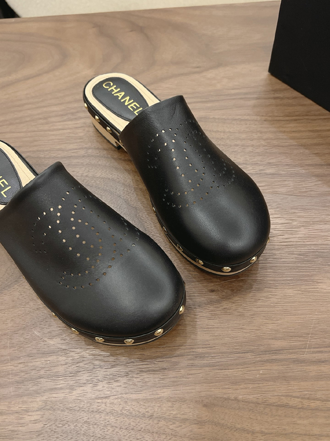 最高級シャネルスーパーコピー CHANEL 【シャネル】クラシック ダブルC パンチング スタッズ ミュール ブラック レザー サンダル シャネルミュールコピー - 画像 (7)