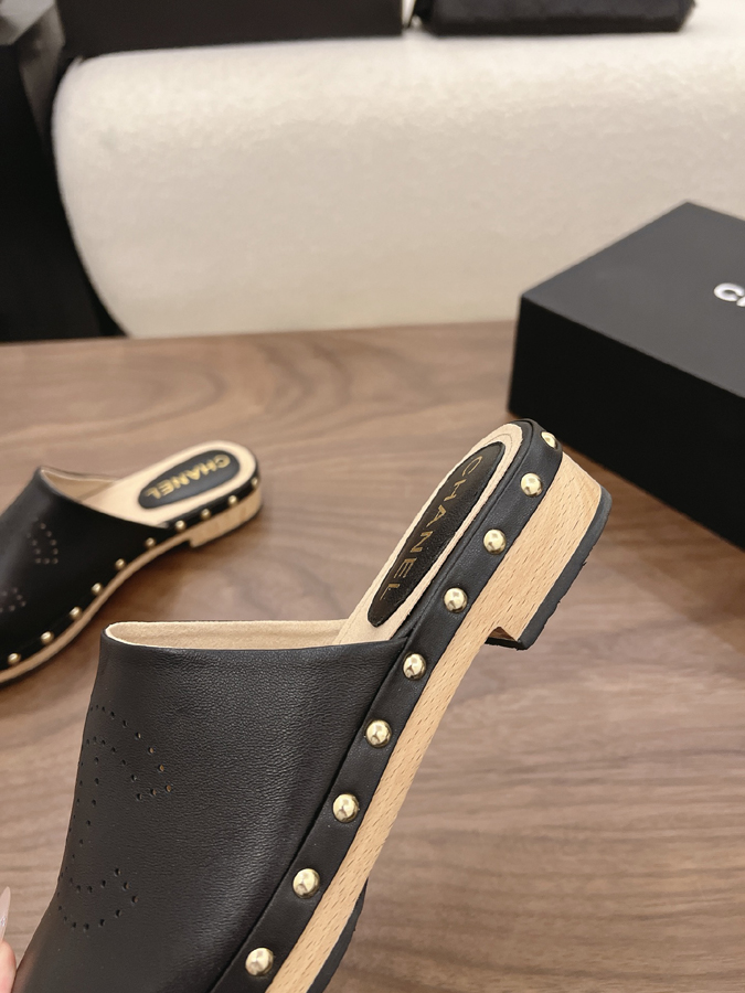 最高級シャネルスーパーコピー CHANEL 【シャネル】クラシック ダブルC パンチング スタッズ ミュール ブラック レザー サンダル シャネルミュールコピー - 画像 (8)