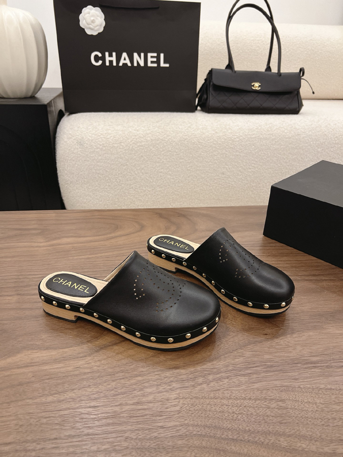 最高級シャネルスーパーコピー CHANEL 【シャネル】クラシック ダブルC パンチング スタッズ ミュール ブラック レザー サンダル シャネルミュールコピー - 画像 (9)