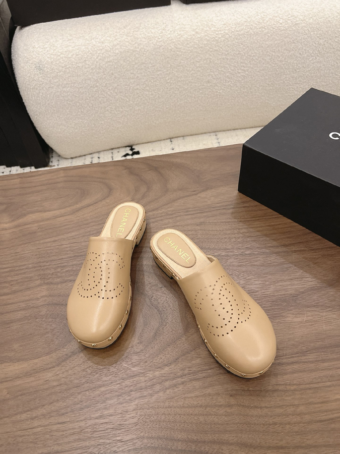 最高級シャネルスーパーコピー CHANEL 【シャネル】クラシック ダブルC パンチング スタッズ ミュール キャメル レザー サンダル シャネルミュール値段 - 画像 (2)
