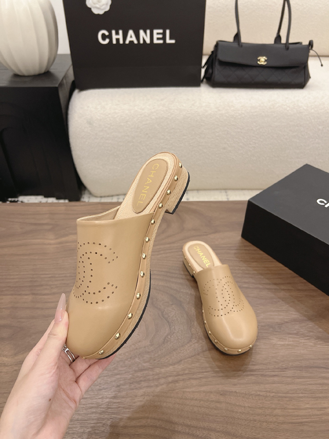 最高級シャネルスーパーコピー CHANEL 【シャネル】クラシック ダブルC パンチング スタッズ ミュール キャメル レザー サンダル シャネルミュール値段 - 画像 (4)