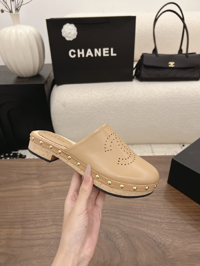 最高級シャネルスーパーコピー CHANEL 【シャネル】クラシック ダブルC パンチング スタッズ ミュール キャメル レザー サンダル シャネルミュール値段 - 画像 (5)