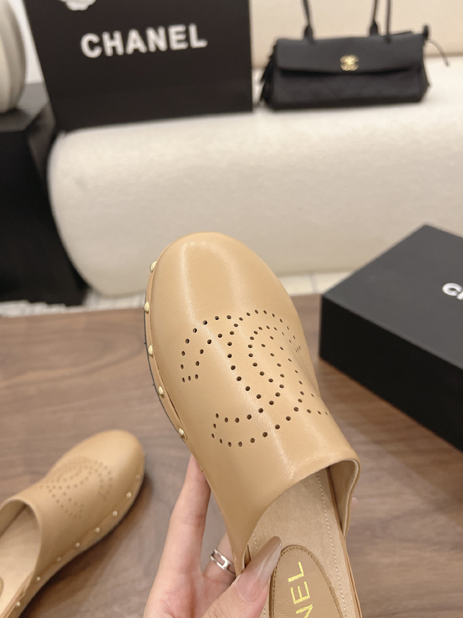 最高級シャネルスーパーコピー CHANEL 【シャネル】クラシック ダブルC パンチング スタッズ ミュール キャメル レザー サンダル シャネルミュール値段 - 画像 (7)