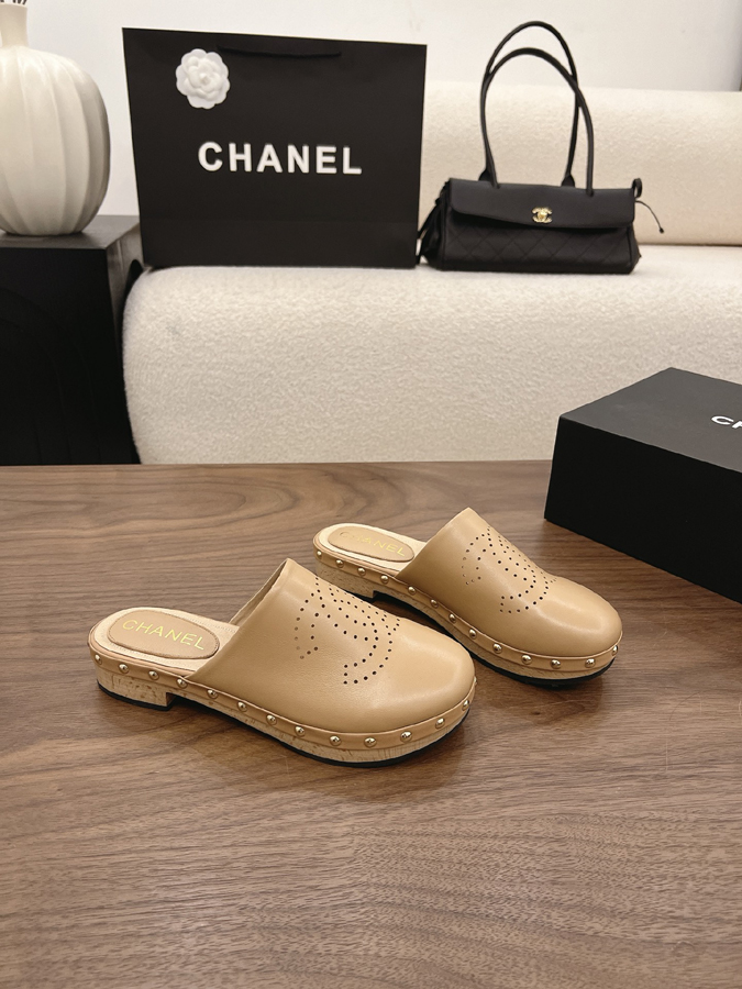 最高級シャネルスーパーコピー CHANEL 【シャネル】クラシック ダブルC パンチング スタッズ ミュール キャメル レザー サンダル シャネルミュール値段 - 画像 (9)