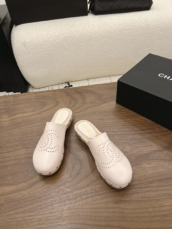 最高級シャネルスーパーコピー CHANEL 【シャネル】クラシック ダブルC パンチング スタッズ ミュール オフホワイト レザー サンダル シャネルミュール 新作 - 画像 (2)