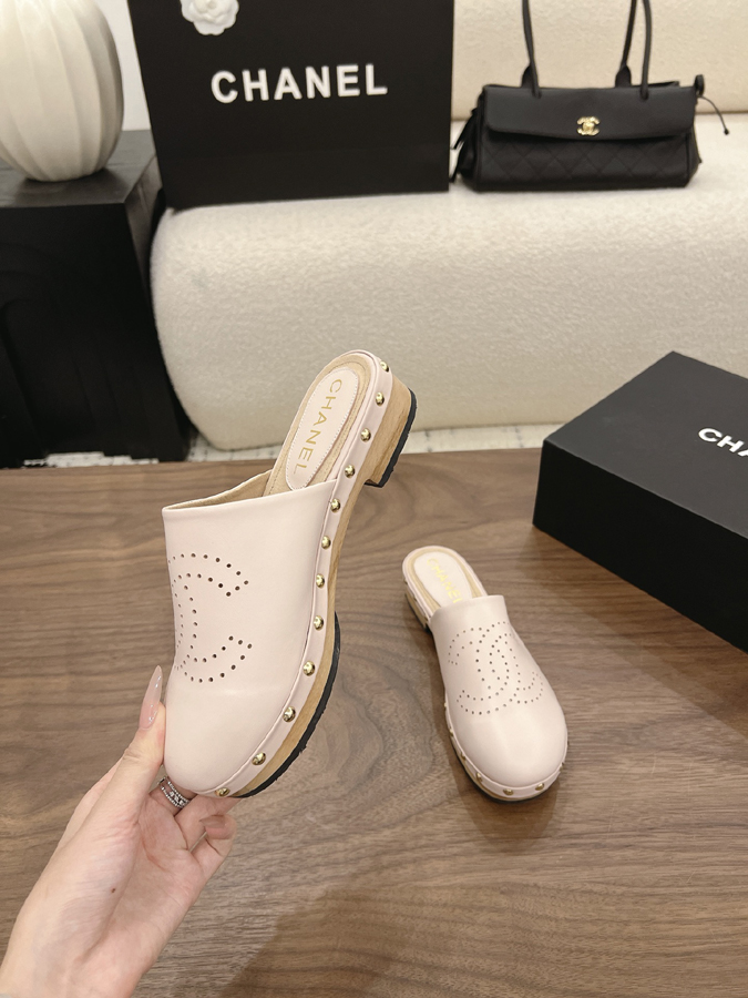 最高級シャネルスーパーコピー CHANEL 【シャネル】クラシック ダブルC パンチング スタッズ ミュール オフホワイト レザー サンダル シャネルミュール 新作 - 画像 (4)