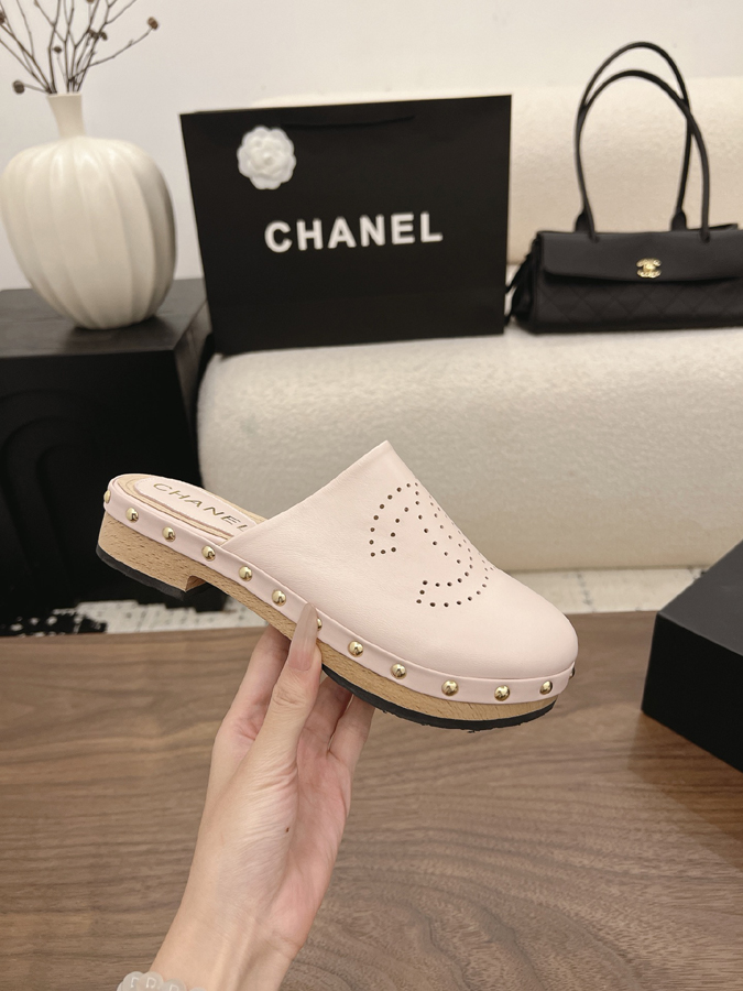 最高級シャネルスーパーコピー CHANEL 【シャネル】クラシック ダブルC パンチング スタッズ ミュール オフホワイト レザー サンダル シャネルミュール 新作 - 画像 (5)