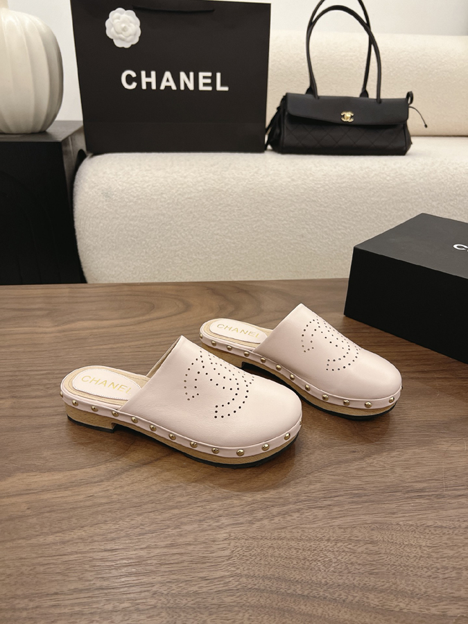 最高級シャネルスーパーコピー CHANEL 【シャネル】クラシック ダブルC パンチング スタッズ ミュール オフホワイト レザー サンダル シャネルミュール 新作 - 画像 (6)