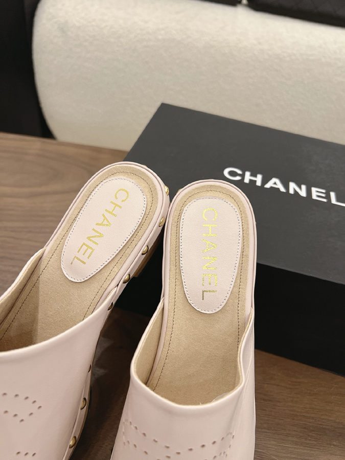 最高級シャネルスーパーコピー CHANEL 【シャネル】クラシック ダブルC パンチング スタッズ ミュール オフホワイト レザー サンダル シャネルミュール 新作 - 画像 (7)
