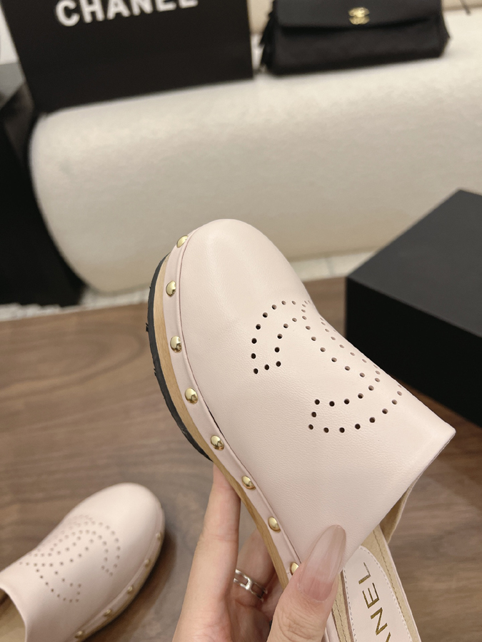 最高級シャネルスーパーコピー CHANEL 【シャネル】クラシック ダブルC パンチング スタッズ ミュール オフホワイト レザー サンダル シャネルミュール 新作 - 画像 (8)