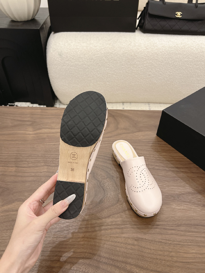最高級シャネルスーパーコピー CHANEL 【シャネル】クラシック ダブルC パンチング スタッズ ミュール オフホワイト レザー サンダル シャネルミュール 新作 - 画像 (9)