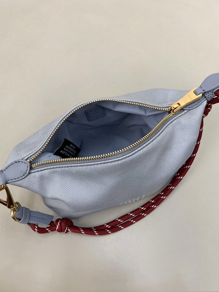 最高級MiuMiuスーパーコピー ミュウミュウ ポーチ ギャバジン ハンドバッグ アストラルブルー×アマラントレッド 5NE841 2IA7 F05DH MiuMiu ポーチ ショルダー - 画像 (3)