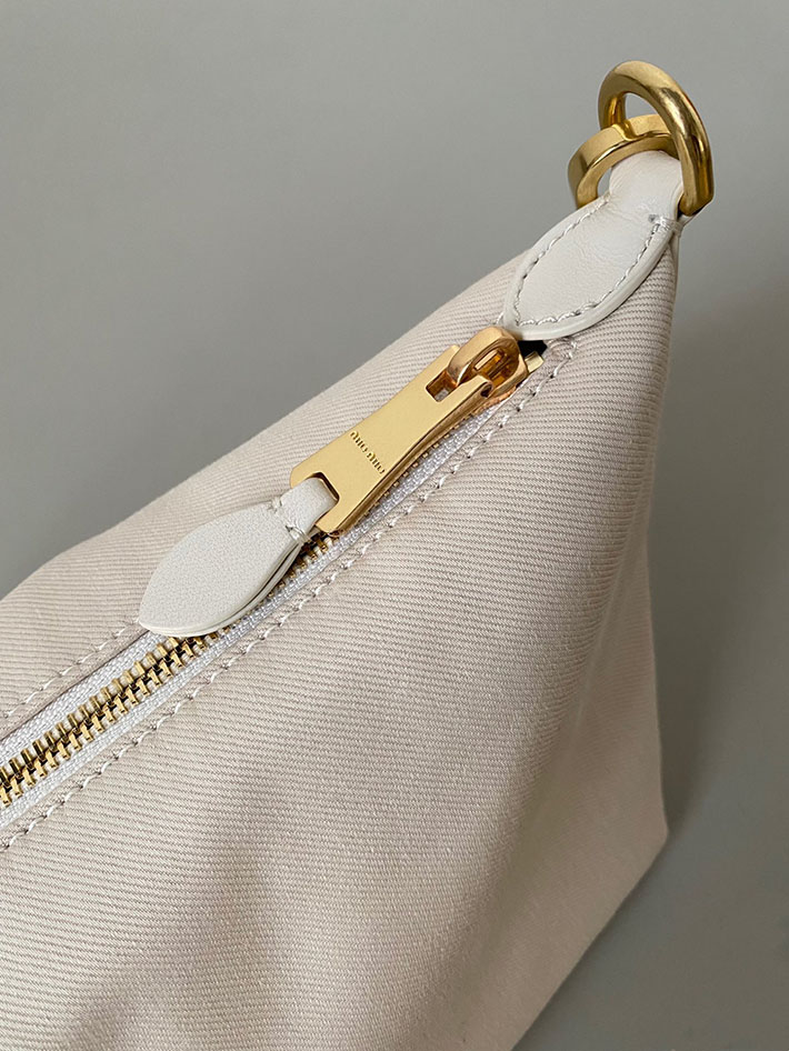 最高級MiuMiuスーパーコピー ミュウミュウ ポーチ ギャバジン ハンドバッグ プラスターホワイト×タバコブラウン 5NE841 2IA7 F0C42 ミュウミュウ バッグ 新作 2026 - 画像 (4)