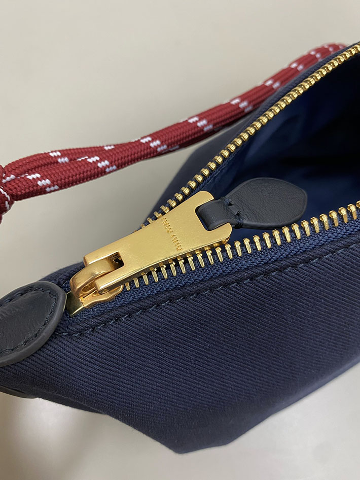 最高級MiuMiuスーパーコピー ミュウミュウ ポーチ ギャバジン ハンドバッグ インディゴ/アマラントレッド 5NE841_2IA7_F04GM MIUMIU ミニ ショルダーバッグ - 画像 (4)