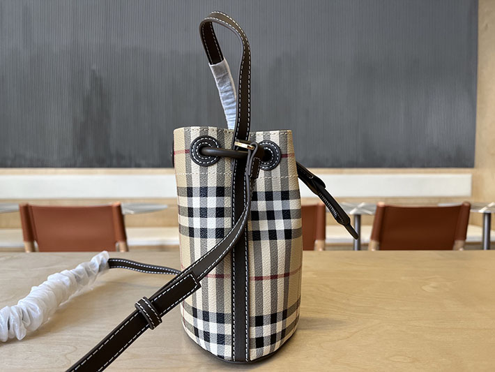 最高級バーバリースーパーコピー Burberry ミニ チェックバケットバッグ アーカイブベージュ/ミリタリー 2635640 バーバリー バッグ アウトレット - 画像 (8)