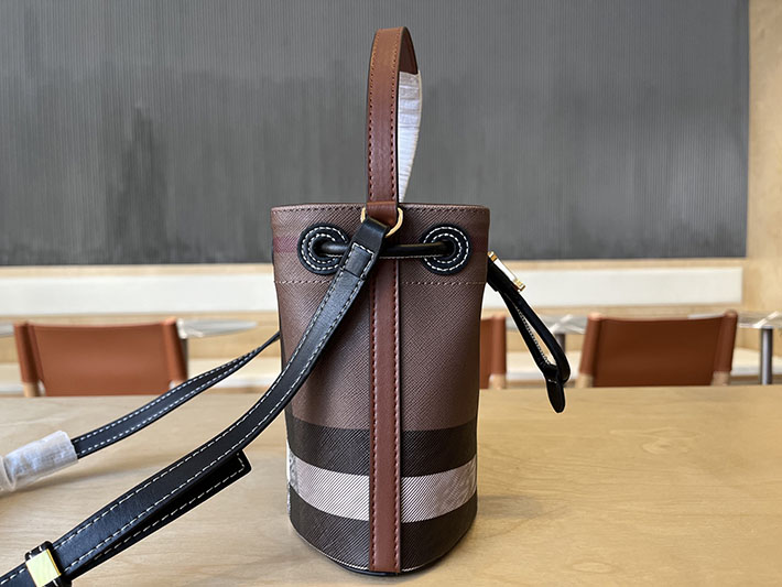 最高級バーバリースーパーコピー Burberry ミニ TBバケットバッグ クロスボディ ドローストリング ブラウン チェック 2635641 バーバリー チェック バッグ - 画像 (8)