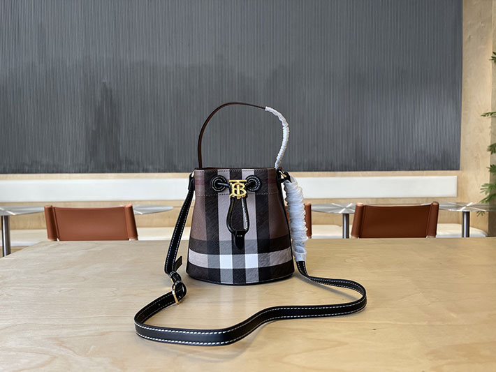 最高級バーバリースーパーコピー Burberry ミニ TBバケットバッグ クロスボディ ドローストリング ブラウン チェック 2635641 バーバリー チェック バッグ - 画像 (2)