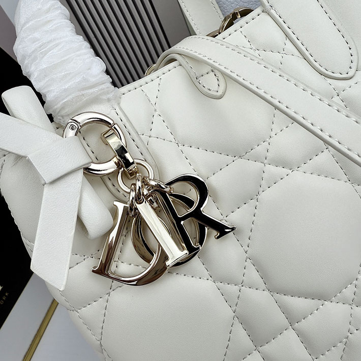 ディオール バッグ 人気 Dior Toujours バーティカル トートバッグ スモール ラテホワイト M2835OSNW_M030 ディオール バッグ ショルダー - 画像 (4)
